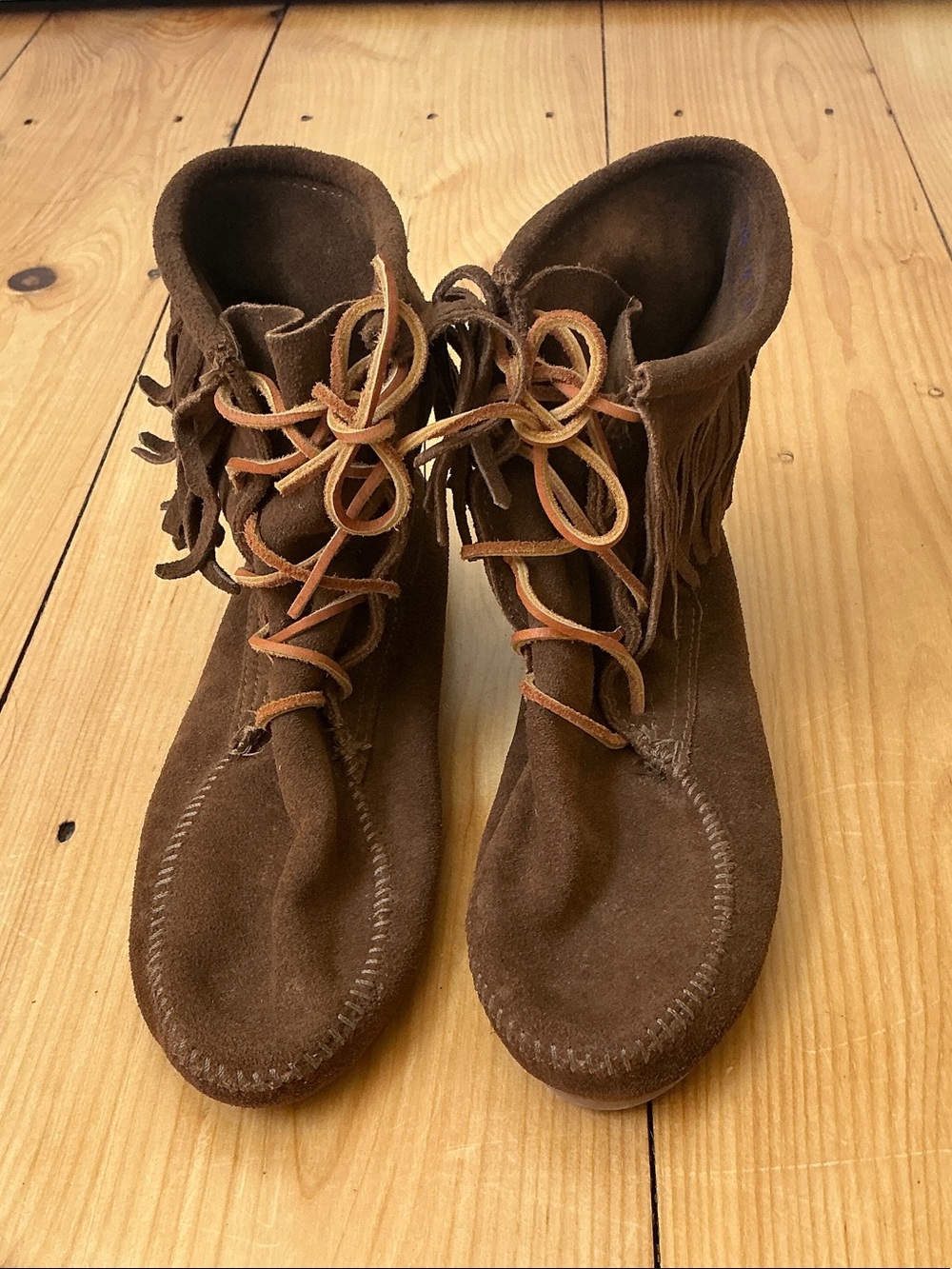 NWOT Minnetonka Suede Tramper Fringe Ankle Moccasin Boots Brown Size 10